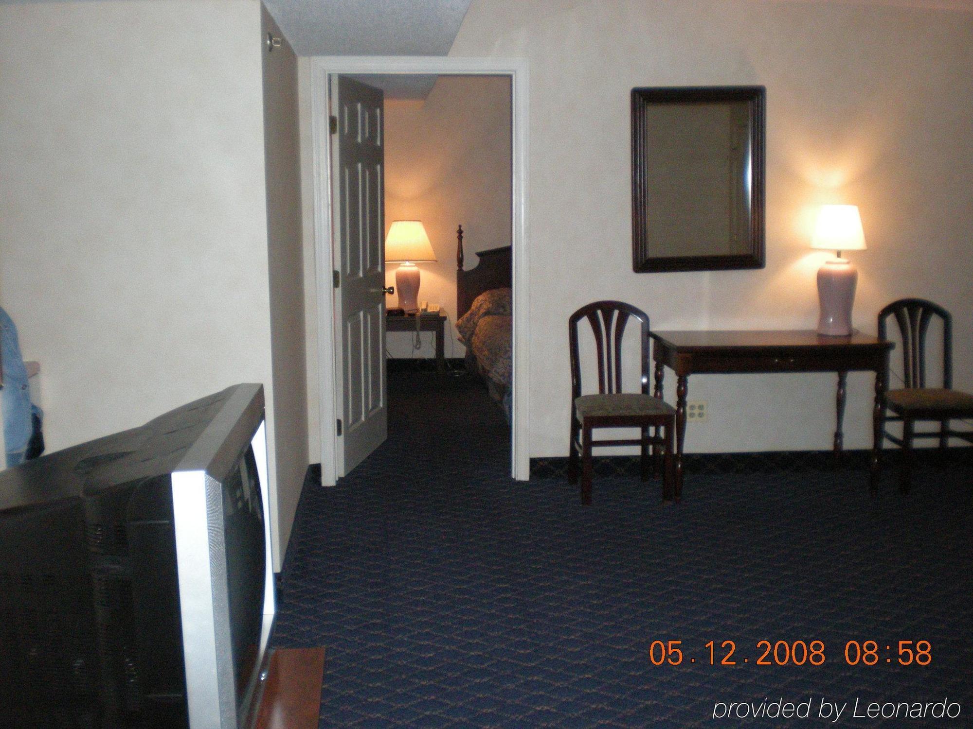 Regency Inn & Suites West Springfield Room photo