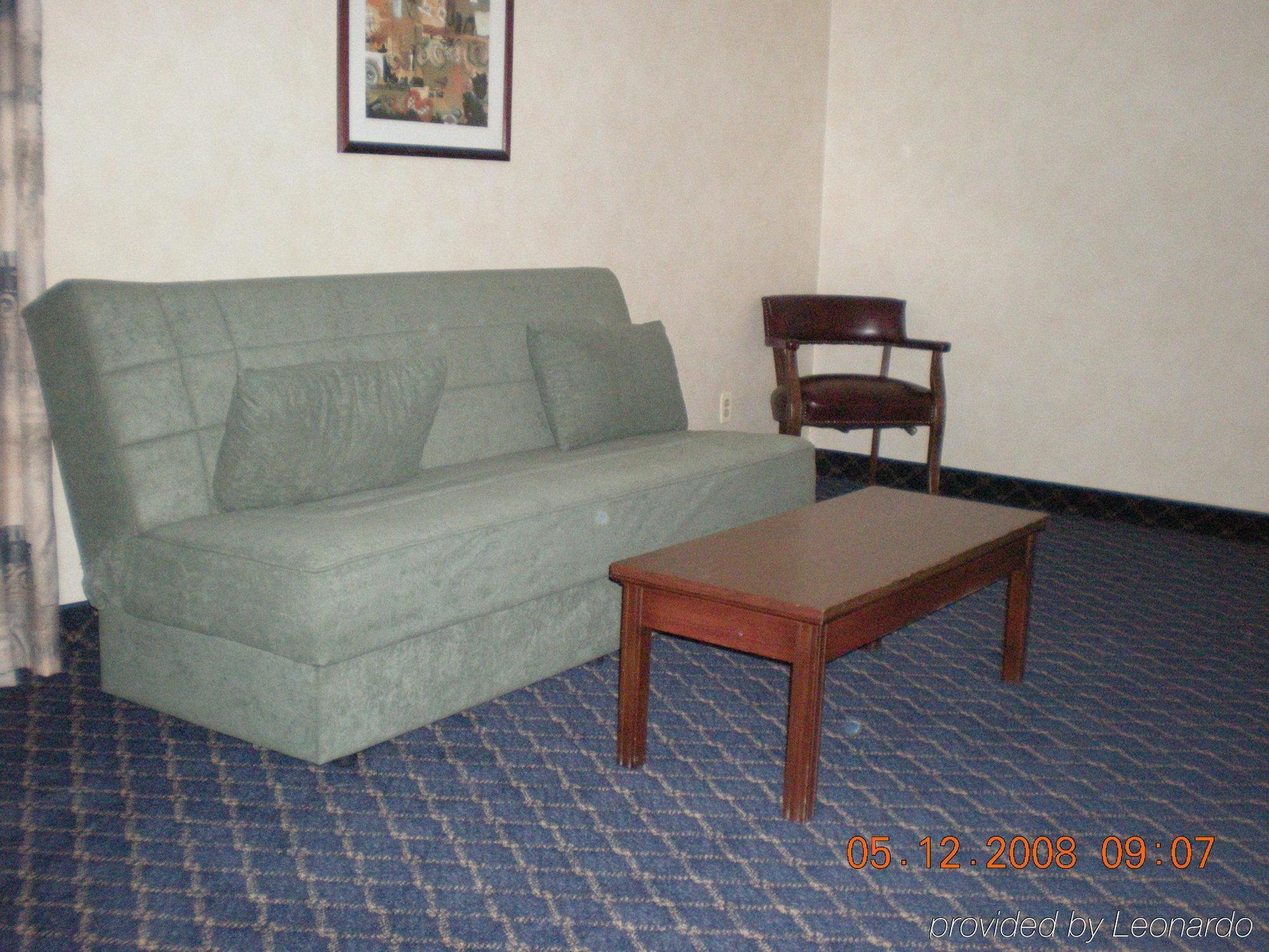 Regency Inn & Suites West Springfield Room photo
