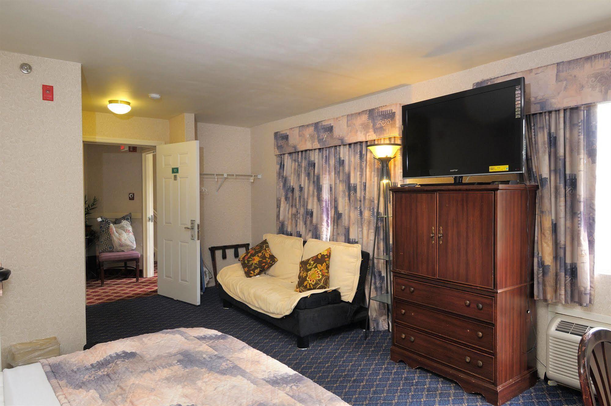 Regency Inn & Suites West Springfield Exterior photo